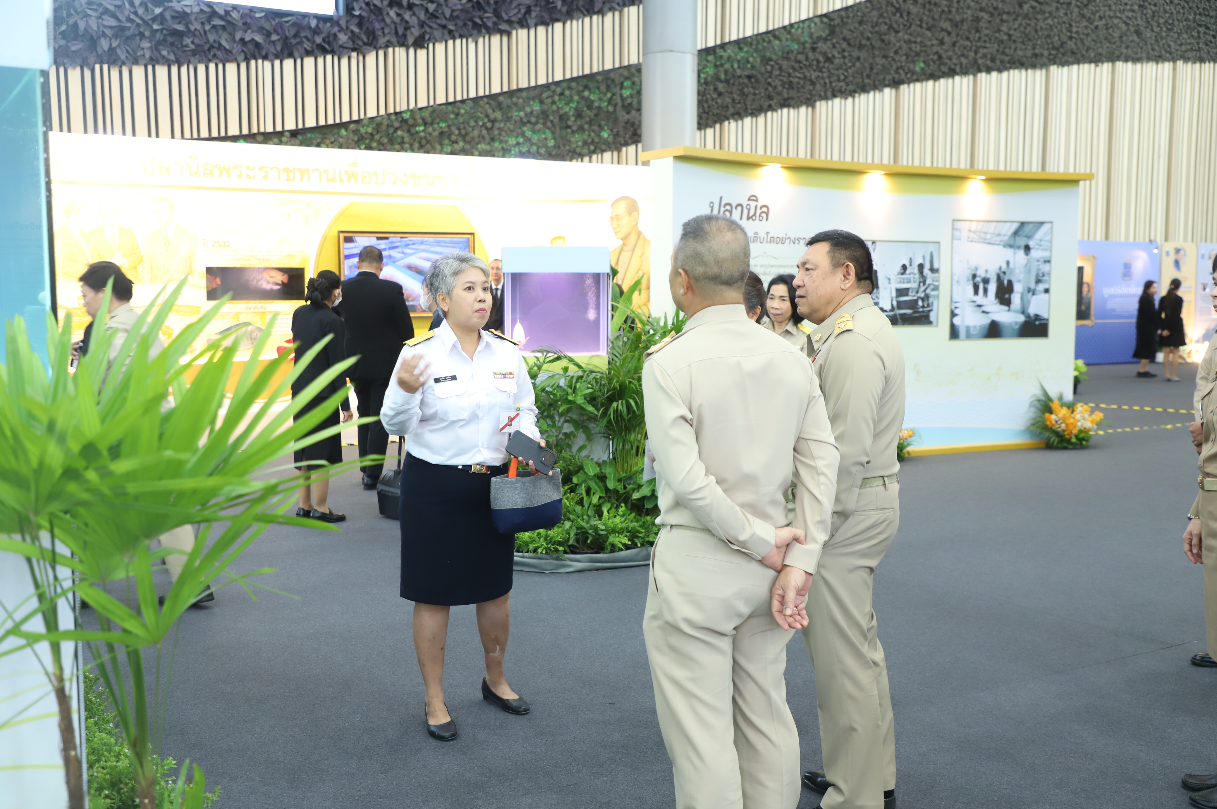 title - เลขาฯ ส.ป.ก. เฝ้ารับเสด็จ สมเด็จพระกนิษฐาธิราชเจ้า กรมสมเด็จพระเทพรัตนราชสุดาฯ สยามบรมราชกุมารี ทรงเป็นองค์ประธานเปิดงาน 60 ปี ปลานิลพระราชทาน เพื่อปวงชนชาวไทย